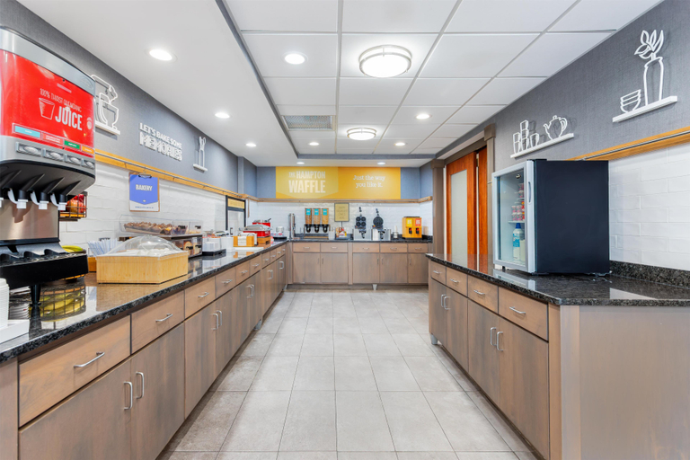 Food & Drinks 5, Hampton Inn Akron-South, Summit