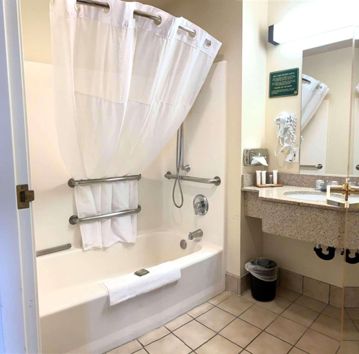 Bathroom 4, Country Inn & Suites by Radisson Bend OR, Deschutes