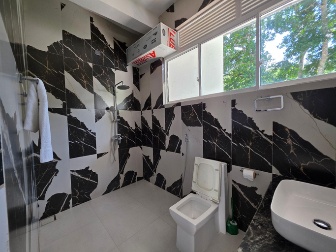 Bathroom 5, Ivory Crest, K.F.G. & G. Korale