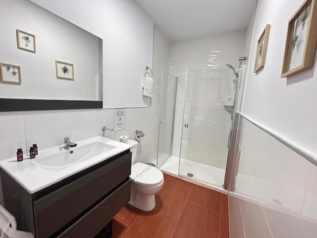 Bathroom 2, Apartamentos Empul " Tunidos House ", Cádiz