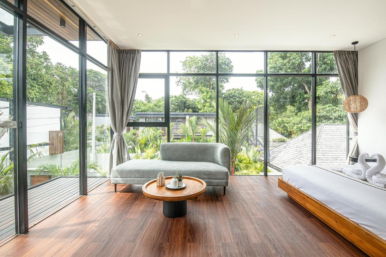 2, Exquisite 6-bedroom Retreat, Moments to Beach, Badung