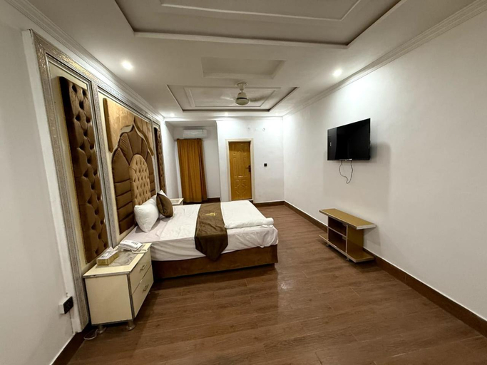 Shared lounge/TV area, Grand Royal Hotel, Lahore