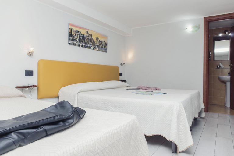 Bedroom 4, B&B Palazzo Carafa della Spina, Napoli