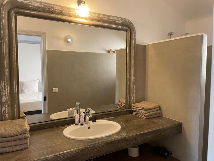 Bathroom 4, Domaine Pietra di Sole, Corse-du-Sud