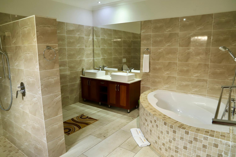 Bathroom 4, Golden Impalas Bush Resort, City of Tshwane
