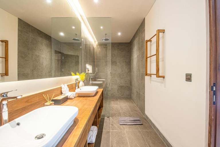 3, Exquisite 6-bedroom Retreat, Moments to Beach, Badung