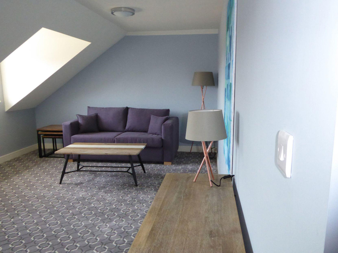 Others 5, rooms@73, Hampshire