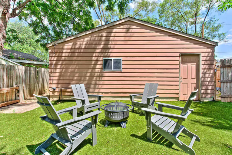 BBQ/picnic area 5, Historic Pet-Friendly Home in Downtown, Marion