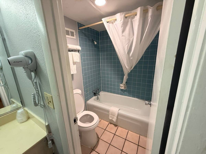 Bathroom 5, Southernlodge, McIntosh