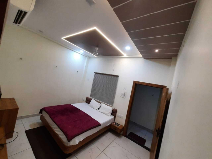 Room 5, Hotel G R Inn near Temple & Rail Station, Ujjain