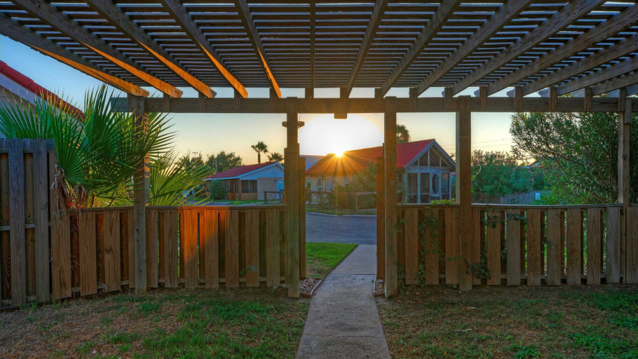 Interior 3, 4 Homes, Sleeps 17 Firepit, Walkable Location Spanish Village, Nueces