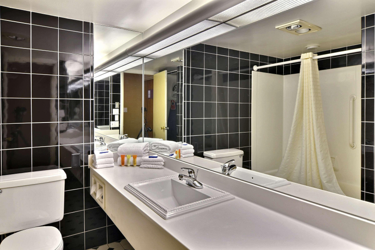 Bathroom 4, Toftrees Golf Resort, Centre