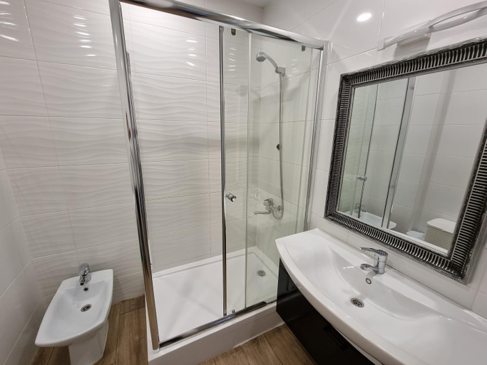 Bathroom, Best Seller Center Apartments