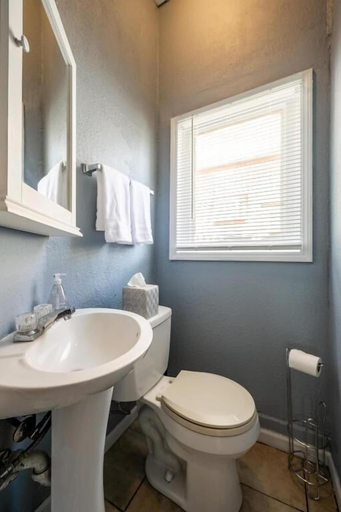 Bathroom 2, Affordable Quaint Retreat in Indianapolis, Indianapolis