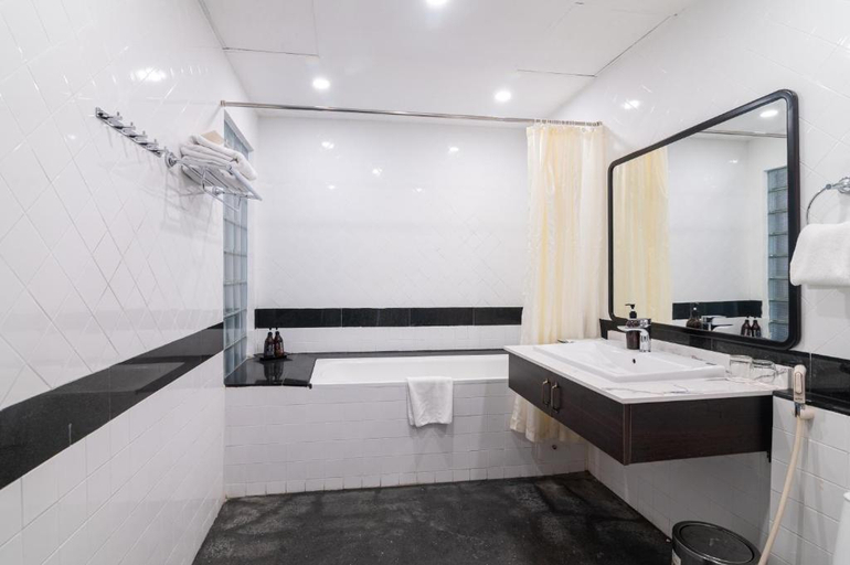 Bathroom 4, Villa Hue Hotel, Huế