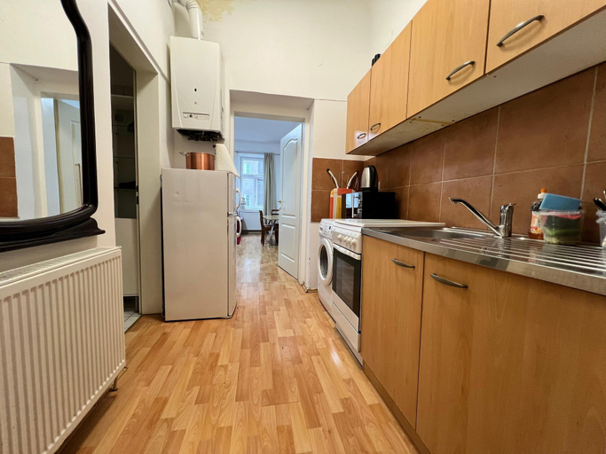 Private kitchen 5, Cozy 2BR Apartment Near Danube River, Wien