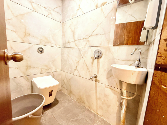 Bathroom 2, Prime Located Hotel F T Palace, Ujjain