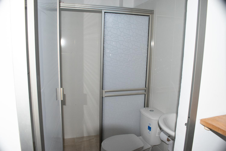Bathroom 2, ZABDI COVENAS, Tolú