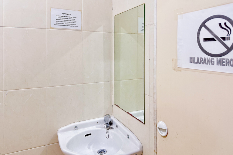 Bathroom 3, RedDoorz @ Jalan HM Yamin Medan, Medan