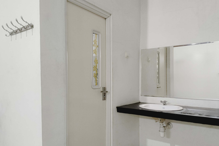 Bathroom 3, RedDoorz @ Trans Hotel Cilegon, Cilegon