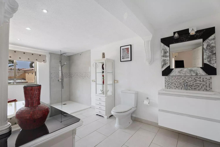 Shower 4, Exceptional 3 Bed Villa Malpas, Sleeps 6, H/pool, Santa Cruz de Tenerife
