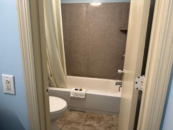 Bathroom 3, Red Carpet Inn & Suites, Danville