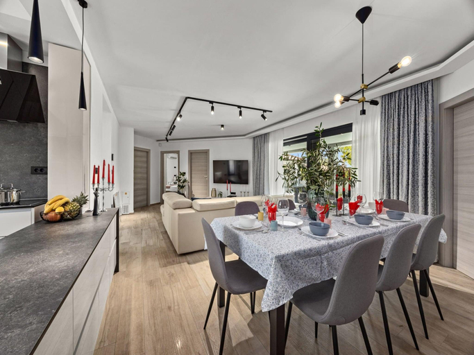 5, Villa with Private Illuminated Pool, Pula