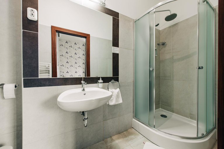 Bathroom 4, Hotel SasOne, Budapesti