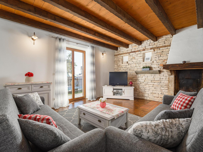 4, Villa in Sveti Lovrec near Ski Resort, Tinjan