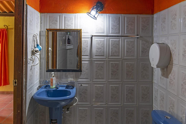 Bathroom 3, DondeJose, Antón