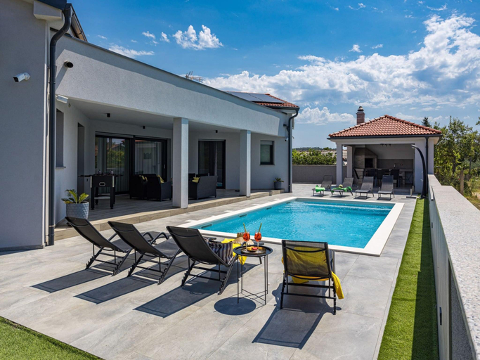 2, Villa with Private Illuminated Pool, Pula