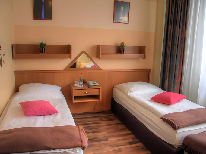 Bedroom 5, Columbia City Hotel, Berlin