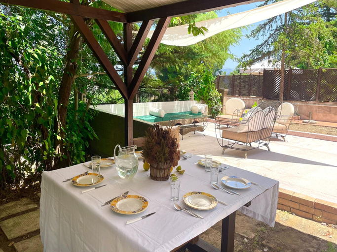 2, Villa in Cefalu with Pool and Forest Retreat, Palermo