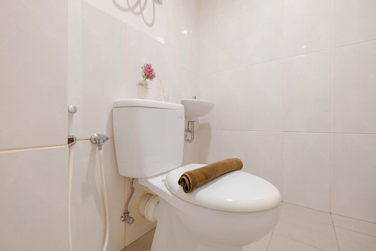 Bathroom 5, Serene Living Studio Apartment Grand Kamala Lagoon By Travelio, Bekasi