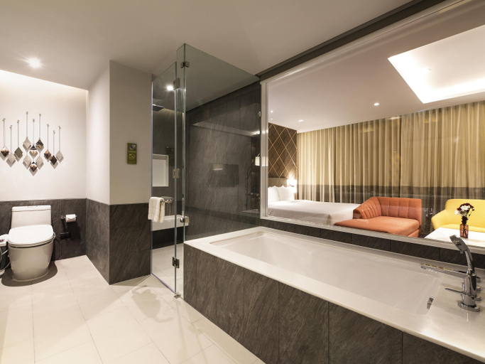Bathroom 5, Mercure Bangkok Sukhumvit 24, Khlong Toey