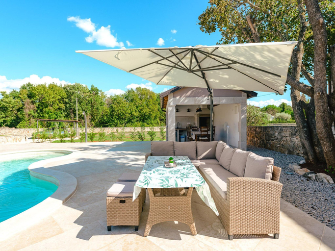 5, Villa in Sveti Lovrec near Ski Resort, Tinjan