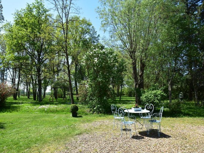 Others 2, Beautiful authentic holiday home with pool, Nièvre