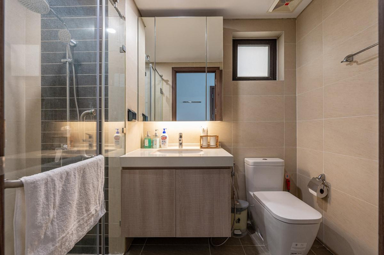 Bathroom 4, Luxury Apartment in Central District 10 with Pool & Gym, District 10