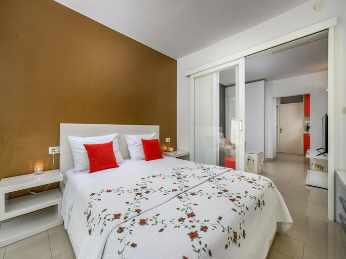 5, Apartment in Porec Near Rock Beach, Poreč