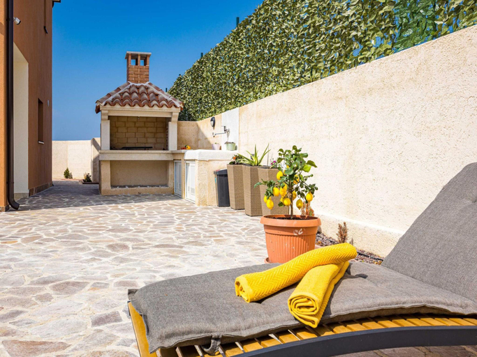 4, Luxe villa in Pula with pool and jacuzzi, Pula