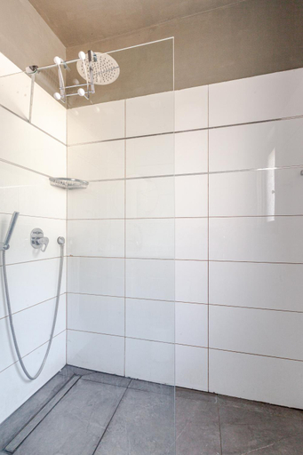 Shower 5, Breezhouse Mamad Yona Beach Residence