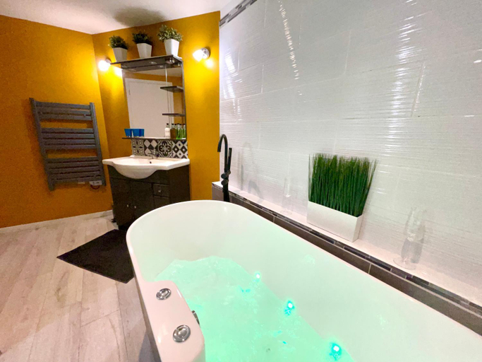 Bathroom 3, Chabanettes Hotel & Spa, Puy-de-Dôme