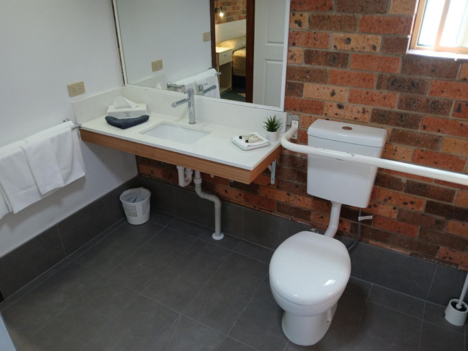 Bathroom 4, Cardiff - Motor Inn, Lake Macquarie - North