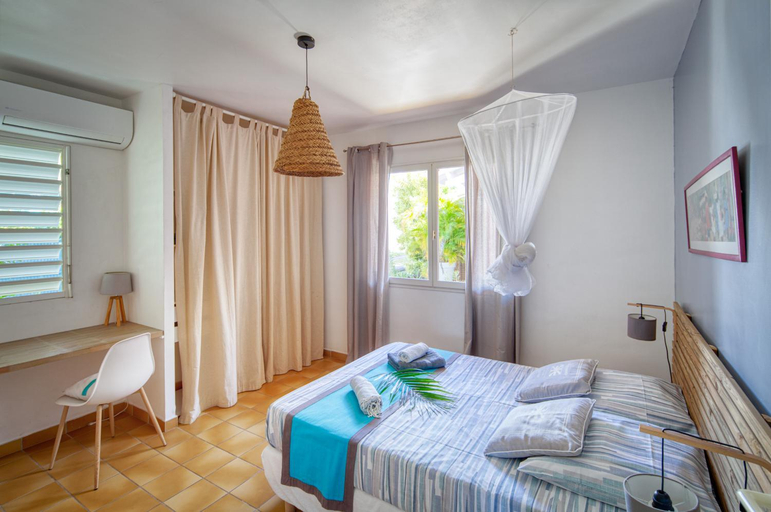 Bedroom 2, Villa Les Saintes 4/5 p a 50m de la plage de l'anse de Mancillier, Saint-François