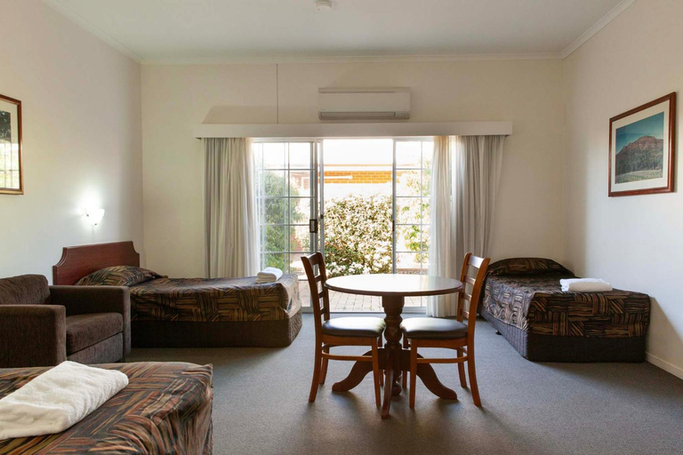 Others 2, The Kidman Wayside Inn, Griffith