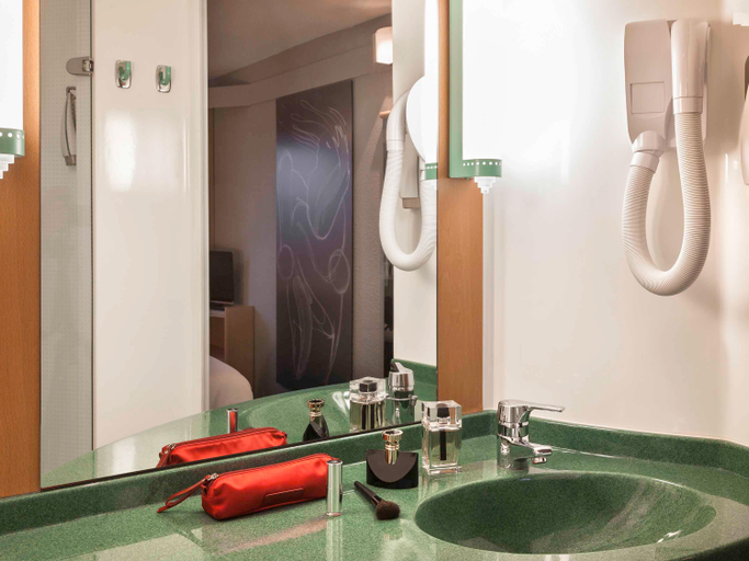 Bathroom 3, ibis Auch, Gers