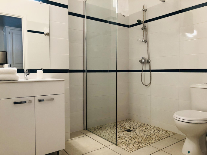 Bathroom 3, Hotel Pelican, Schœlcher
