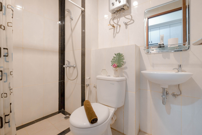 Bathroom 5, Cozy and Good Studio at Grand Kamala Lagoon Apartment By Travelio, Bekasi