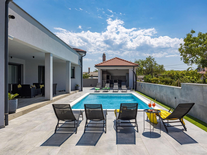 3, Villa with Private Illuminated Pool, Pula