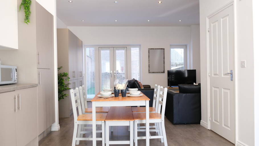 Others 5, City Centre - 4 Bedroom 3 Bathroom House , Milton Keynes